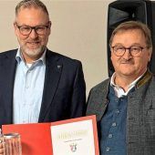 Gustl Lex und Landrat Andreas Danzer geehrt