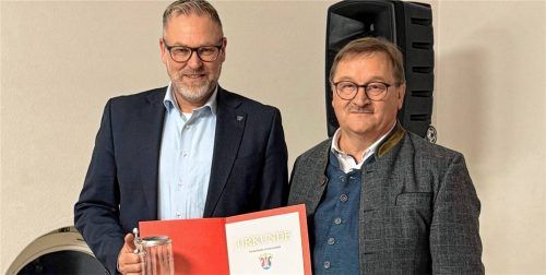 In der Jahresabschlusssitzung der Gemeinde Grabenstätt dankte Bürgermeister Gerhard Wirnshofer dem in diesem Sommer nach 17 Jahren aus dem Gemeinderat ausgeschiedenen neuen Traunsteiner Landrat Andreas Danzer. Dieser hatte seit der letzten Kommunalwahl 2020 auch rund fünf Jahre lang das Amt des Zweiten Bürgermeisters ausgeübt.Foto Müller