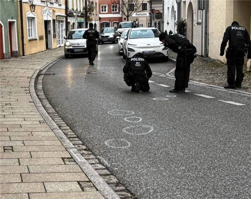 In der Nähe der Bushaltestelle am Bürgerzentrum in Burgkirchen soll sich die schreckliche Tat abgespielt haben. Eine Spur könnte bis nach Burghausen geführt haben.