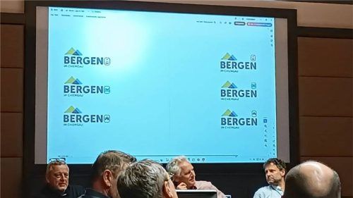 In der Sitzung des Bergener Rates wurde das neue Logo vorgestellt.Foto eder