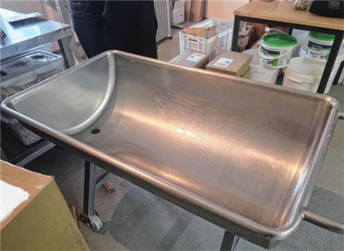 In dieser Edelstahlwanne erhalten die Pistazien ihre Würzung. Alles wird hier von Hand zubereitet.