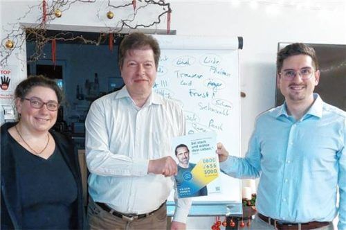 In einer Zeit der Emotionen lud der Ökumenische Sozialdienst Priental – hier vertreten durch Martina Bauer und Elmar Stegmeier (von links) – Simon Pfeiffer vom Krisendienst Psychiatrie zu einem spannenden Vortrag ein. Foto  Re