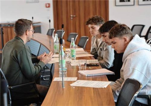 In Fraktionssitzungen wurden die Themen vorbesprochen und Argumente für die anschließende Diskussion im Kreistag vorbereitet. Foto  Landratsamt