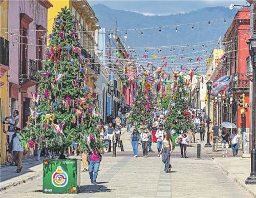 In Mexiko ziehen Kinder mit Piñatas durch die Stadt. Fotos HOLIDAYEXTRAS, IMAGO/ DREAMSTIME/ NURPHOTO/ VWPICS