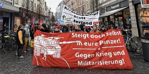 In Rosenheim haben am Freitag ein paar Menschen gegen die Einführung des neuen Wehrdienstes protestiert. Foto Montage: Baumeister/dpa/picture alliance/Markus Lenhardt