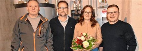 Innovation im Keller: Christian Wedl, Wolfgang und Esther Tengler und Georg Hacher vor der neuen Heizung. Foto wunderlich