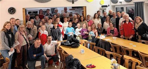 Insgesamt 136 Sportler errangen heuer das Sportabzeichen. Bei der feierlichen Übergabe im Sportheim des TSV 1860 Mühldorf waren aber nicht alle anwesend.Foto: re