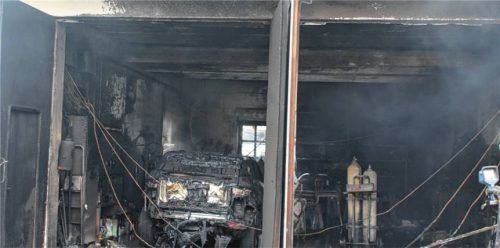 Insgesamt 40.000 Euro Sachschaden – so lautet die Bilanz eines Garagenbrands in Schechen, Mühlstätt.Foto reisner