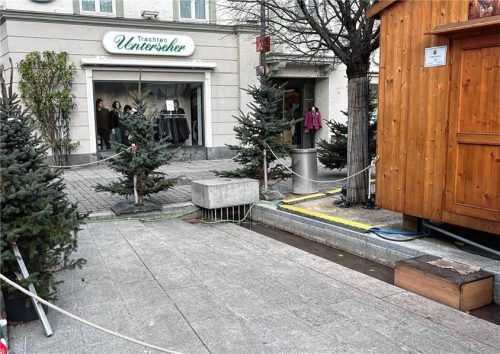 Inzwischen wurde die Stelle rund um den kleinen Wasserlauf auf dem Rosenheimer Christkindlmarkt abgesperrt. Foto Heise