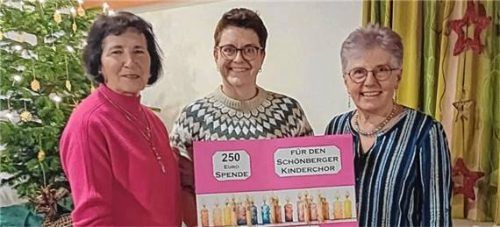 Irmgard Mooser (von links), Monika Kleindienst und Lieselotte Wiesböck bei der Spendenübergabe. Foto Angermeier