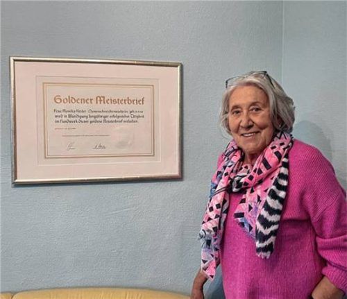 Jahrzehntelanger Schaffensprozess: Monika Reiter mit ihrem Meisterbrief im Ankleidezimmer.Fotos  Kirchner