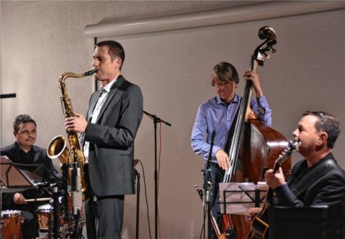Jazz-Klassiker und Bearbeitungen alter Weihnachtslieder präsentierten: (von links) Matthias Gmelin, Till Martin, Henning Sieverts und Philipp Stauber. Foto Bovers