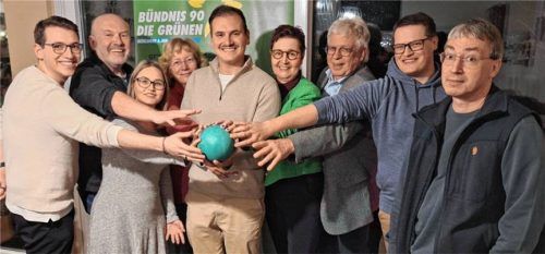 Jetzt ist der grüne Ball im Spiel: Die grünen Stadtratskandidaten um Ortssprecher Christoph Arz (Bildmitte), der sich auch um das Amt des Bürgermeisters bewirbt. Foto Schmidhuber