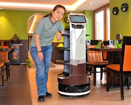 Jingwei Jin, die Chefin des „Bamboo“, mit einem ihrer elektrischen Kellner. Foto Eichstädter