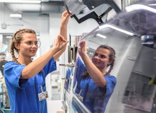 Johanna Sandig, eine Auszubildende im Fachbereich Medizinische Technologie für Laboratoriumsanalytik, arbeitet im Institut für Pathologie an einem Färbeautomaten für die histologische Analyse von Gewebe. Foto dpa