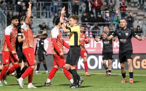 Jubel bei den Kickers, Entsetzen bei den Buchbachern: Schiedsrichter Leonhard Burghartswieser hat gerade auf Handelfmeter entschieden.Foto Imago
