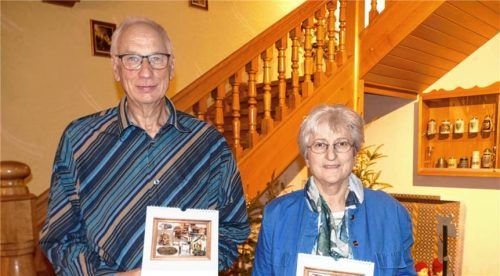Kalendervergabe beim Kulturkreis Kraiburg: Vorsitzender Dieter Thomas und seine Stellvertreterin Elke Ramisch präsentierten den neuen Kalender und übergaben zahlreiche Exemplare.Foto Bachmaier