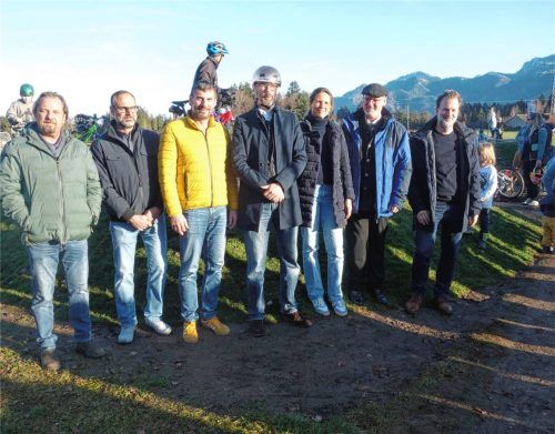 Kamen zur Einweihung: (von links) Bernd Fleindl, technisches Bauamt Grassau, Stefan Kellerer, Vorsitzender Tourismus- und Heimatverein Rottau, Dritter Bürgermeister Manfred Huber, Bürgermeister Stefan Kattari, Edith Zettlitz, Verwaltung Grassau, Leader-Koordinator Johann Kölbl und Christian Fechter, LAG-Manager (Lokale Aktionsgruppe). Foto Adersberger