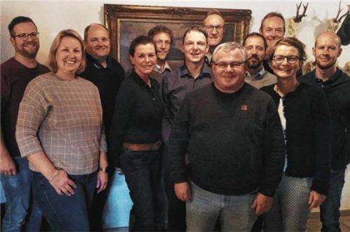 Kandidaten der Parteifreie/ÜWG sind (hinten, von links) Andreas Obermeier, Markus Thalhauser, Philip Bürgel, Christian Thalhauser und Anton Baumgartner sowie (Mitte, von links) Annette Pailas, Rita Maurer-Wimmer, Sepp Schneider, Günter Abel, Peter Jell und (vorne, von links) Christian Obermaier und Anna Regauer.Foto wastl