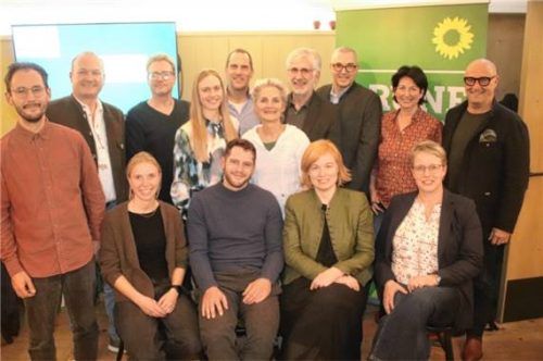 Kandidaten für die Kommunalwahl: (vorne von links) Lara Mandl, Ferdinand Hecht, Angelika Maier und Martina Uhlig sowie (hinten von links) Frank Jetzfellner, Gerhard Bresoski, Thomas Hartmann, Lea Woidich, Pascal Kaufmann, Ariane Ruess-Maier, Sebastian Heller, Andreas Fritz, Traudi Kraus und Dr. Wolfgang Richter.Foto zandl