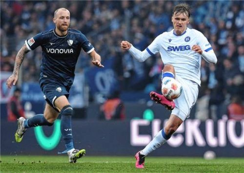 Karlsruhes Paul Scholl (rechts, gegen Bochums Philipp Hofmann) spielte erstmals in der 2. Bundesliga von Beginn an. Foto imago Images
