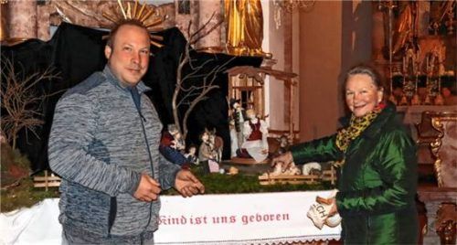 Karolin Kirner und Mesner Marinus Bernrieder beim Aufbau der Krippe in der Wallfahrtskirche Maria Morgenstern in Lippertskirchen. Foto Strim