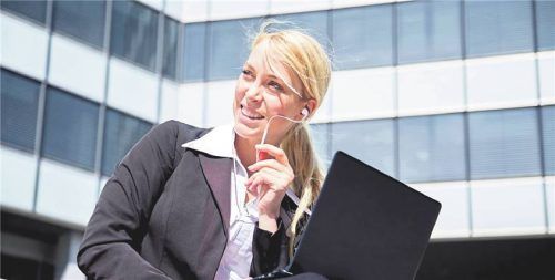 Karriereentscheidung: Bleiben oder wechseln? Beide Wege haben ihre Vor- und Nachteile. Foto CHRISTIN KLOSE/DPA-TMN