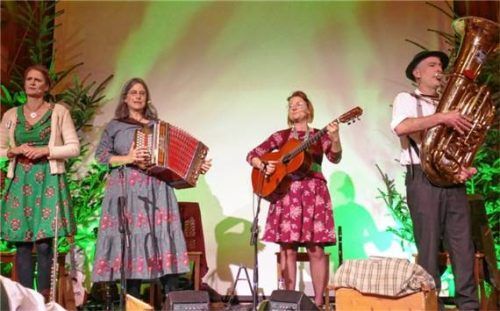Keine Fachvorträge, sondern Feiern – das war das Motto der Jubiläumsfeier. Die Neurosenheimer unterhielten die Festgäste im Gasthof Hirzinger musikalisch. Fotos Schubert