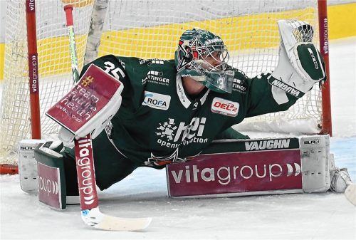 Keineswegs hart gecheckt, sondern ein sicherer Fang: Starbulls-Torhüter Oskar Autio ist zu Gast beim Podcast der OVB-Sportredaktion. Foto Hans-Jürgen Ziegler