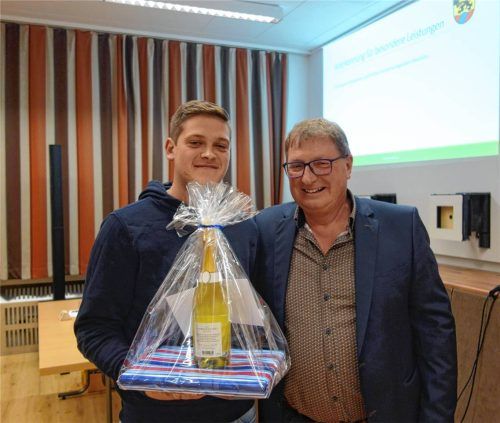 Kilian Wagner (links) wurde wegen seiner außerordentlichen Leistungen als Anlagenmechaniker für Sanitär-, Heizungs- und Klimatechnik (Abschluss mt der Note von 1,2) von Matthias Huber (rechts) geehrt und bekam eine kleine Aufmerksamkeit von der Gemeinde. Foto Fuhrmann