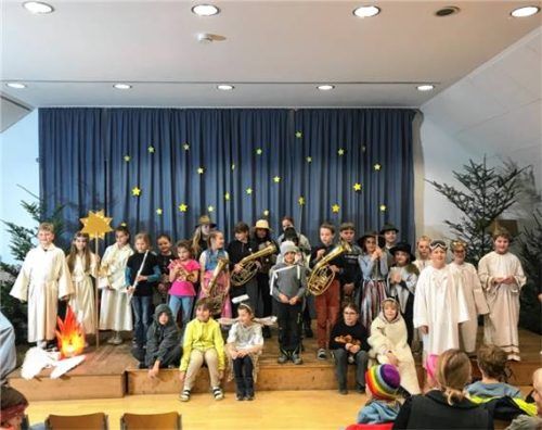 Kinder bringen die Geschichte eines gelangweilten Schutzengels auf die Bühne. Foto Dachs