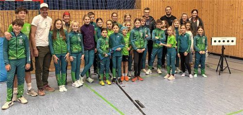 Kinder und Betreuer des WSV Samerberg präsentierten stolz ihre mobile Biathlonanlage in der Halle. Foto WSV Samerberg