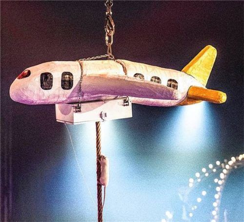 Kleine Ratte, großer Star: Ratte Giselle will in der Nummer beim Weihnachtszirkus mit dem Flugzeug hoch hinaus.