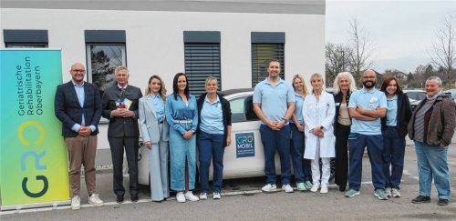 Klinikdirektor Johannes Lederer (links), Bürgermeister Richard Richter (Zweiter von links) und Chefärztin Dr. Katalin Radi (Vierte von links) mit dem GROMobil-Team. Foto Baumann