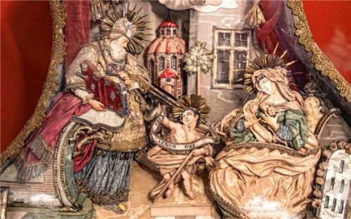 Klosterarbeit „Agnus-Die-Vision“ um 1750: Das Werk kombiniert barocke Symbolik mit der typischen Bühnen- und Vorhangarchitektur süddeutscher Klosterarbeiten. Foto Effner