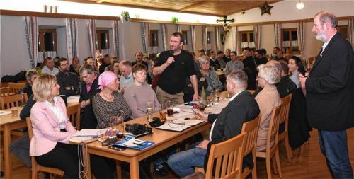 Knapp 60 Teilnehmer hatten einige Fachfragen an ihren Gast Petra Högl (vorne links), unter anderem der stellvertretende BBV-Kreisobmann Gerhard Langreiter (am Mikrofon) und BBV-Kreisobmann Ulrich Niederschweiberer.Fotos fund