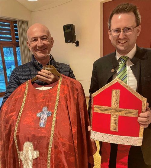 Kolpingvorsitzender Franz Besel (links) überreichte Bürgermeister Stephan Schlier die „Dienstkleidung“ für seinen Nikolaus-Einsatz. Foto Kotter