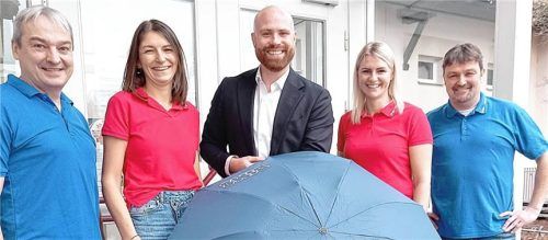 Konrad Baur (Mitte) hält seinen Schirm schützend über die BIMS 2026. Dafür dankt ihm das Organisationsteam mit (von links) Konrektor Stefan Thanner, Katharina Dachauer, Johanna Zwingler und Rektor Wolfgang Hutzler. Foto unterforsthuber