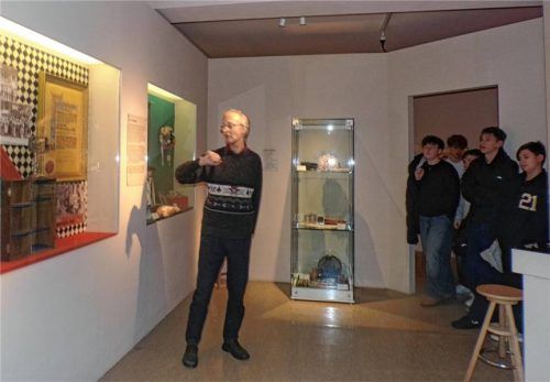 Konrad Kern erklärte den Schülern viel zur Stadtgeschichte Waldkraiburgs und führte sie durch das Stadtmuseum. Foto  Rath
