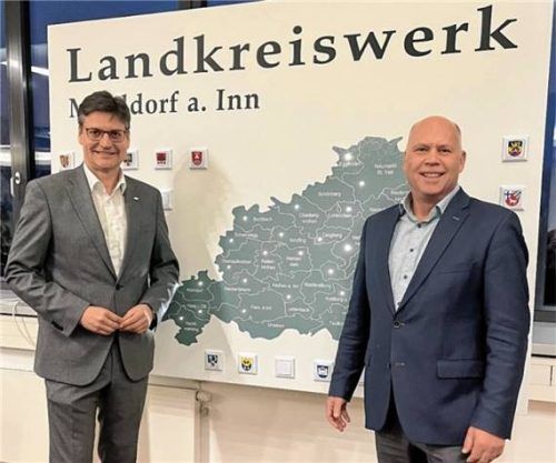 Landrat Max Heimerl (links) und Rattenkirchens Bürgermeister Rainer Greilmeier. Foto Landratsamt Mühldorf