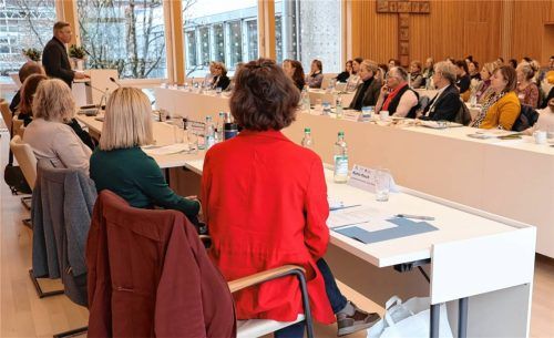 Landrat Otto Lederer eröffnet den Fachtag „Früh erkannt – gut begleitet!“ im großen Sitzungssaal des Landratsamts Rosenheim. Fotos Landratsamt Rosenheim.