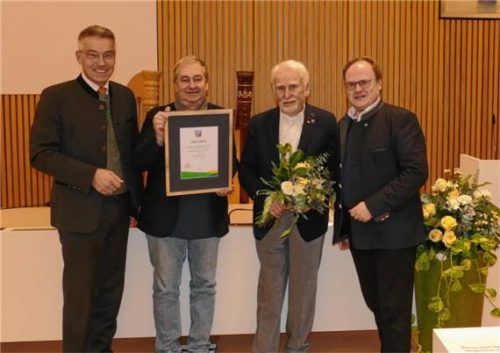 Landrat Otto Lederer (links) und Priens Bürgermeister Andreas Friedrich (rechts) würdigten die Leistung des Segelclubs, für den der Vorsitzende Walter Schmiedt (Zweiter von links) und Ehrenpräsident Lothar Demps die Urkunde in Empfang nahmen. Foto Schubert