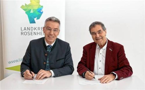 Landrat Otto Lederer und Haimo Liebich, Schatzmeister und Vorstandsmitglied des Vereins „Kinderfreundliche Kommunen“ bei der Vereinbarungsunterzeichnung. Foto Landratsamt Rosenheim