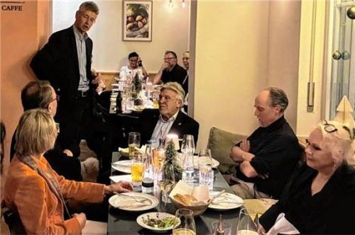 Landtagsabgeordneter und FW-Bezirksvorsitzender Stadt München, Michael Piazolo (stehend), gratulierte zum 77. Geburtstag.Foto  Degenhart