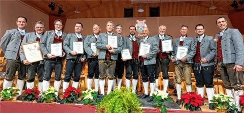 Langjährige Mitglieder wurden mit Ehrennadeln gewürdigt.