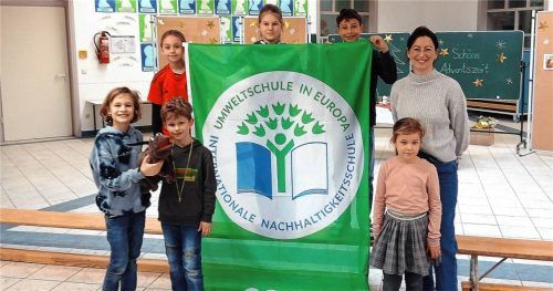 Lehrerin Johanna Weller (rechts) und sechs Schüler freuen sich über die Auszeichnung. Foto Weithofer