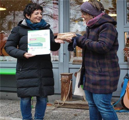Leiterin Gabi Barthuber (links) erhält von Linda Matzke eine Urkunde und ein Geschenk.