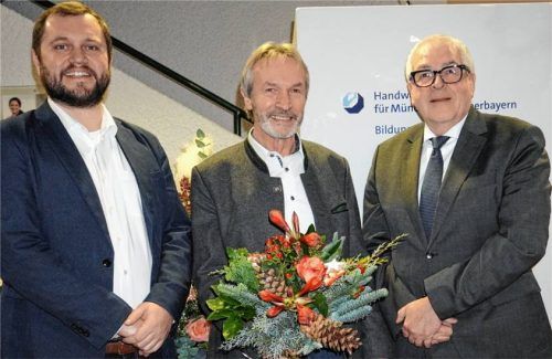 Leiterwechsel im Bildungszentrum der Handwerkskammer in Traunstein: (von links) der neue Leiter Andreas Pfaffinger, sein scheidender Vorgänger Franz Ertl und der stellvertretende Hauptgeschäftsführer der Handwerkskammer für München und Oberbayern, Dieter Vierlbeck.Fotos Andreas Wittenzellner