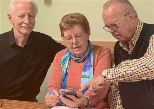 Lena Aschenbrenner kennt sich jetzt viel besser mit ihrem Handy aus. Kursleiter Sepp Davanzo (rechts) und Seniorenreferent Dieter Bräunlich freuen sich mit ihr.Foto Kotter