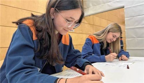 Lena Raab (vorne links) und Hanna Holz (hinten rechts) von der Jugendfeuerwehr Niederbergkirchen bei der Theorieprüfung beim Wissenstest. Foto matschi